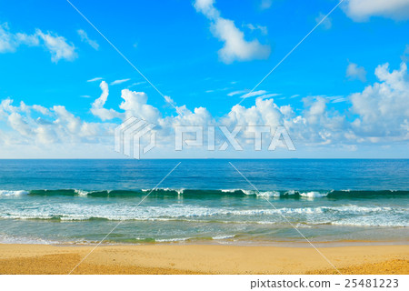 Ocean waves and blue sky 25481223