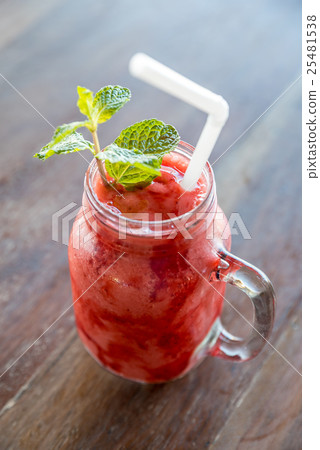 strawberry smoothie shake 25481538