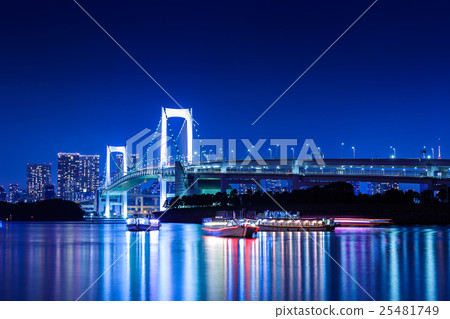 Night view of Odaiba Beach Park Rainbow Bridge 25481749