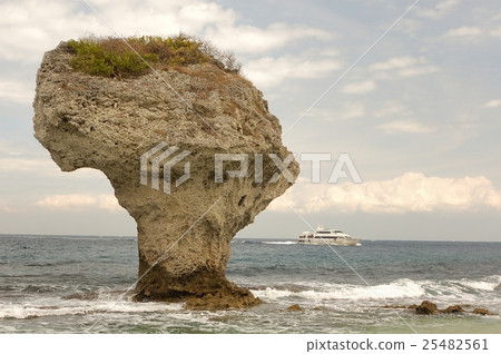 交通船駛經小琉球花瓶岩 25482561