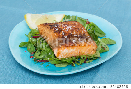 Fried salmon fillet with fleur de sel 25482598