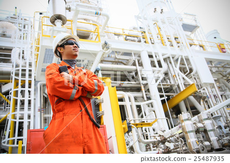 operator recording operation of oil and gas proces operator recording operation of oil and gas proces 25487935