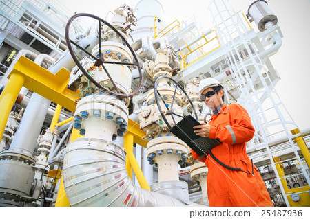 operator recording operation of oil and gas proces operator recording operation of oil and gas proces 25487936