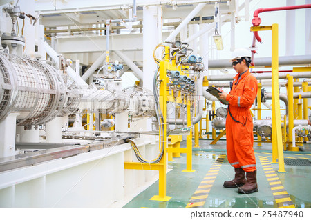 operator recording operation of oil and gas proces 25487940
