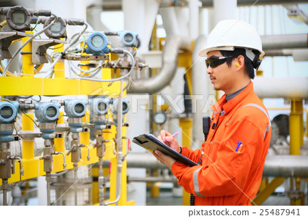 operator recording operation of oil and gas proces 25487941