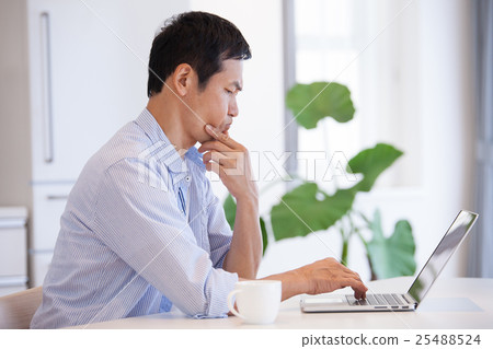 Middle couple lifestyle image Middle couple lifestyle image 25488524