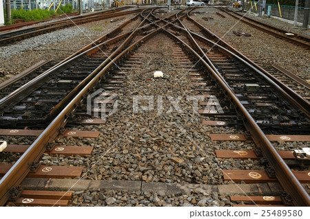 從都市區的火車路線連接起來的分支機構的前面 從都市區的火車路線連接起來的分支機構的前面 25489580