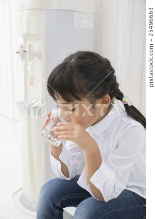 水服務器水喝的孩子 水服務器水喝的孩子 25496663