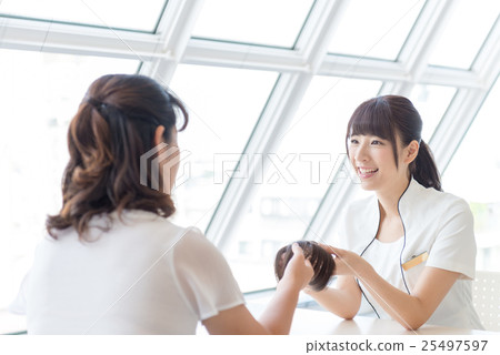 Young lady, Hair care counseling 25497597