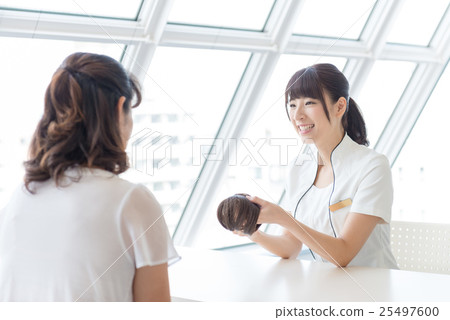 Young lady, Hair care counseling 25497600