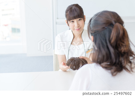 Young lady, Hair care counseling 25497602