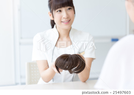 Young lady, Hair care counseling 25497603