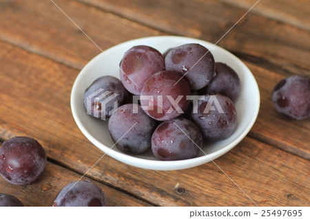 Grapes taken from the bunch: Hiroshima newberries 25497695