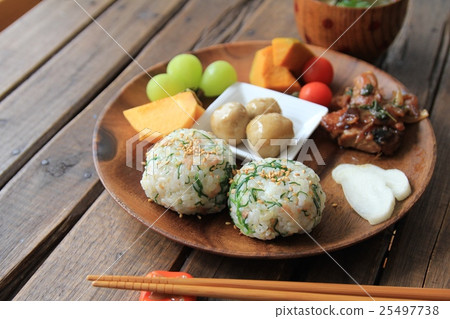 A Japanese food plate of rice balls mixed with okahijiki and tuna in oil 25497738