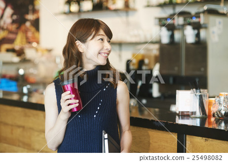 A woman who takes out a cafe 25498082