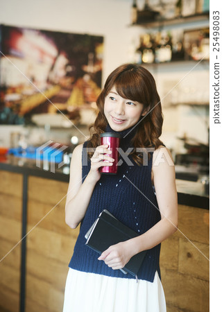 A woman who takes out a cafe 25498083