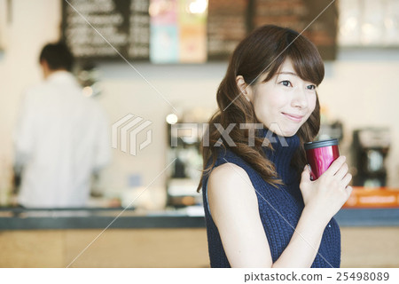 A woman who takes out a cafe 25498089