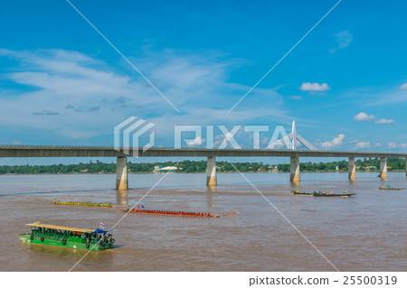 The traditional annual boat race at the Mekong Riv 25500319