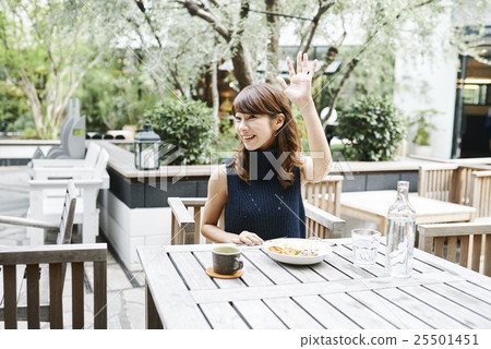 一個女人在一家咖啡館吃午餐 25501451