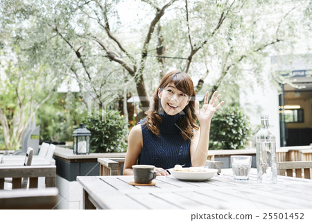 一個女人在一家咖啡館吃午餐 25501452