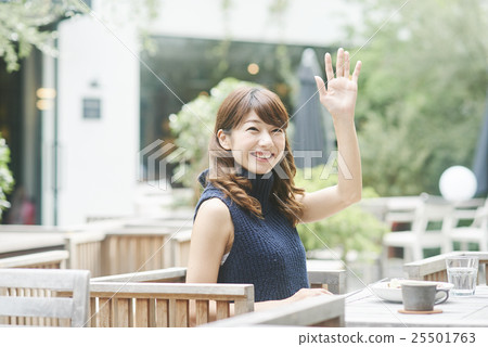 一名婦女與一位職員談話與微笑 25501763