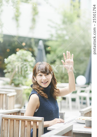 一名婦女與一位職員談話與微笑 一名婦女與一位職員談話與微笑 25501764