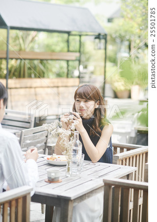 男性和女性約會在一家咖啡館 25501785