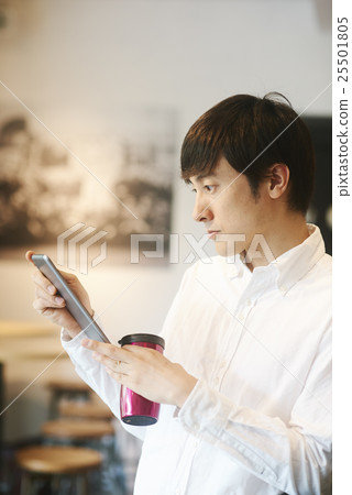 A man who takes out at a cafe 25501805