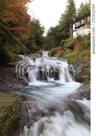 Yokoya谷的秋天在秋天隱藏的瀑布 25503284