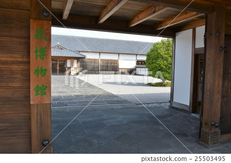 在早期的秋天城堡鎮Hagi 在早期的秋天城堡鎮Hagi 25503495