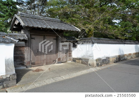 在早期的秋天城堡鎮Hagi 在早期的秋天城堡鎮Hagi 25503500