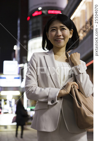 Business female businessman business woman leaving home return home sales sales 25504070