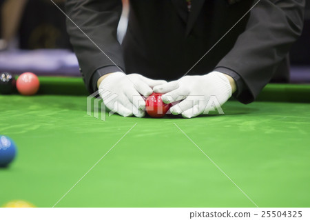 Snooker referee set up ball for new game 25504325