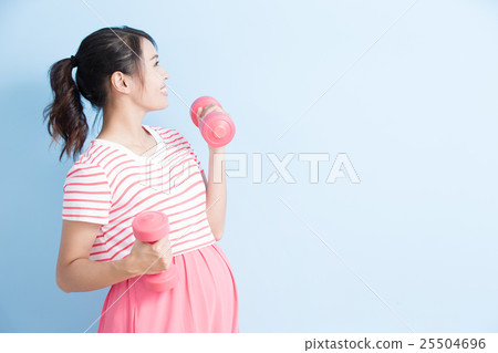 pregnant woman hold dumbell pregnant woman hold dumbell 25504696