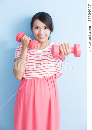 pregnant woman hold dumbell 25504697