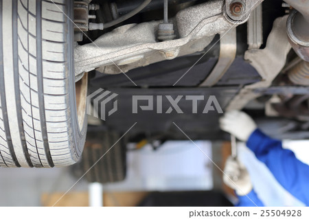 檢查汽車的腳 檢查汽車的腳 25504928