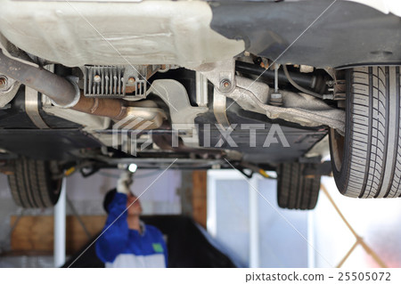 Visual inspection with a check light around the car's foot 25505072