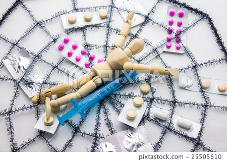 Dolls, drugs and syringes caught in the spider web Dolls, drugs and syringes caught in the spider web 25505810