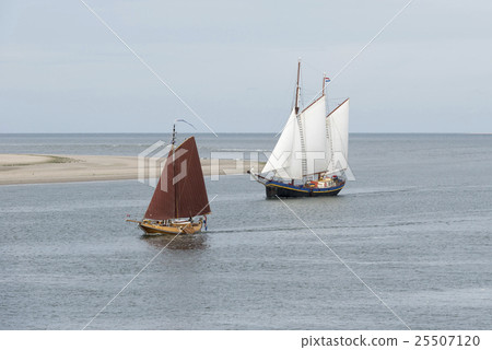 Sailing boats on the Wadden Sea near Vlieland. 25507120