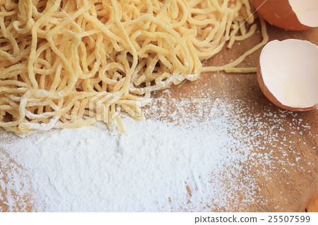 egg noodles 25507599