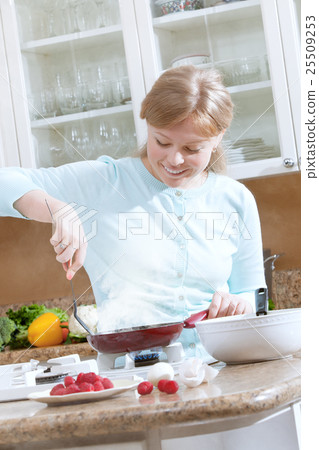 woman on kitchen 25509253