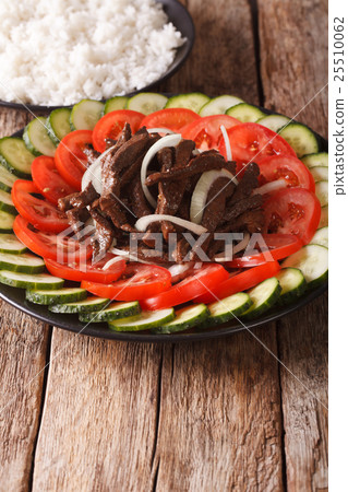 Cambodian beef Lok Lak with fresh vegetables 25510062