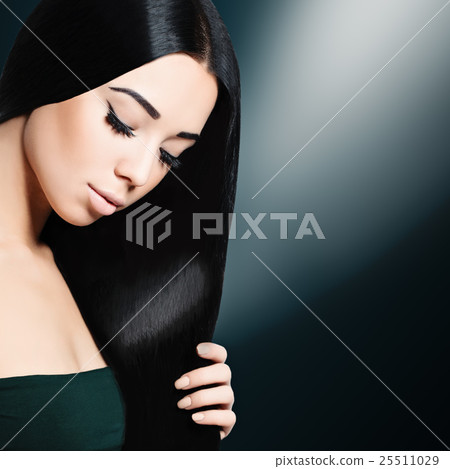 Beautiful Woman with Hairstyle and Perfect Makeup. Fashion Backg 25511029