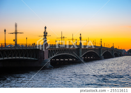Troitskiy bridge at sunset in Saint-Petersburg 25511611