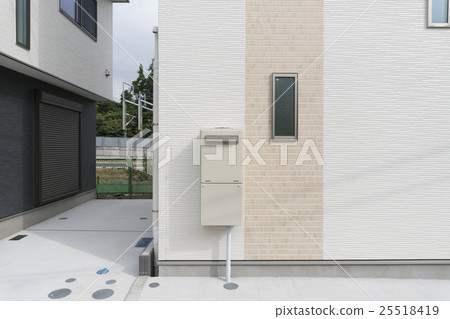 住房設備熱水器生態可愛和住宅外牆 住房設備熱水器生態可愛和住宅外牆 25518419