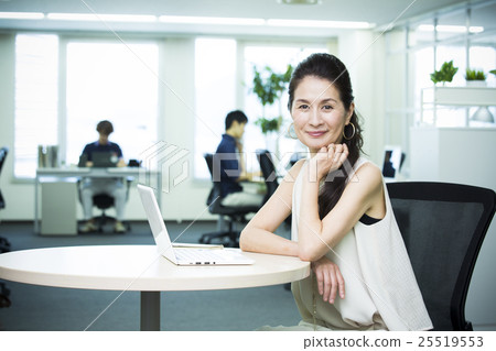 商業形像中年婦女 商業形像中年婦女 25519553