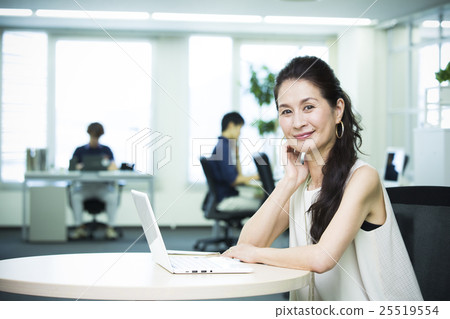 商業形像中年婦女 商業形像中年婦女 25519554