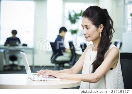 商業形像中年婦女 商業形像中年婦女 25519557