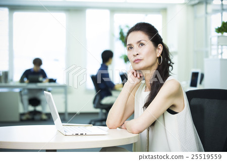 商業形像中年婦女 商業形像中年婦女 25519559