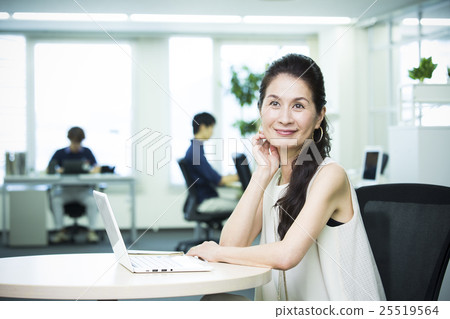 商業形像中年婦女 商業形像中年婦女 25519564
